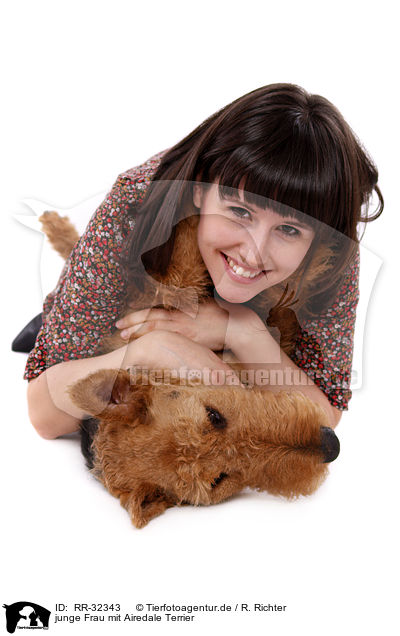 junge Frau mit Airedale Terrier / RR-32343