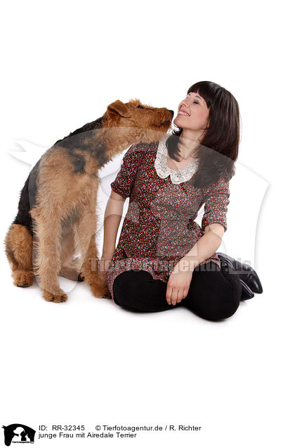 junge Frau mit Airedale Terrier / RR-32345