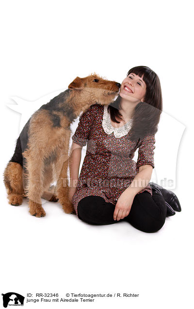 junge Frau mit Airedale Terrier / RR-32346