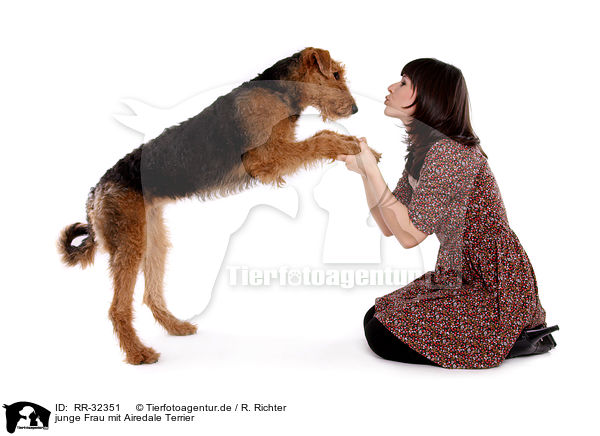 junge Frau mit Airedale Terrier / RR-32351