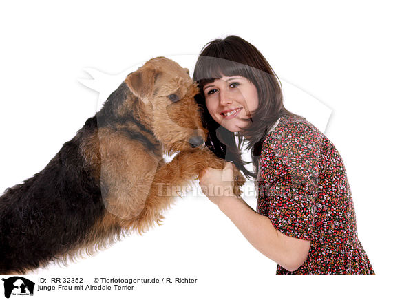 junge Frau mit Airedale Terrier / young woman with Airedale Terrier / RR-32352