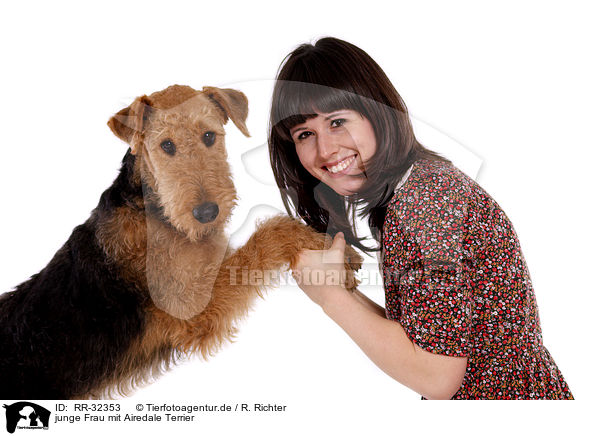 junge Frau mit Airedale Terrier / RR-32353