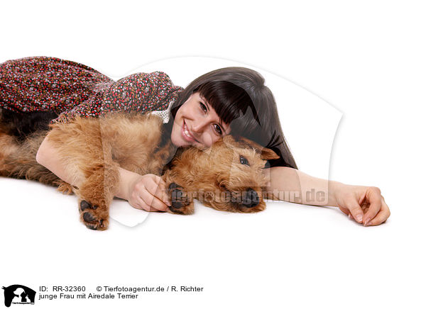 junge Frau mit Airedale Terrier / RR-32360