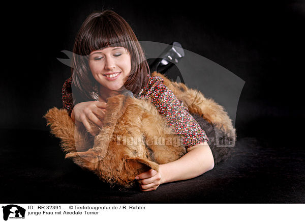 junge Frau mit Airedale Terrier / RR-32391