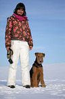 junge Frau mit Airedale Terrier