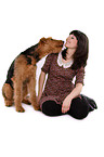 junge Frau mit Airedale Terrier