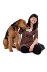 junge Frau mit Airedale Terrier