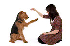 junge Frau mit Airedale Terrier