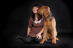 junge Frau mit Airedale Terrier