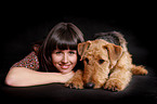junge Frau mit Airedale Terrier