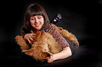 junge Frau mit Airedale Terrier
