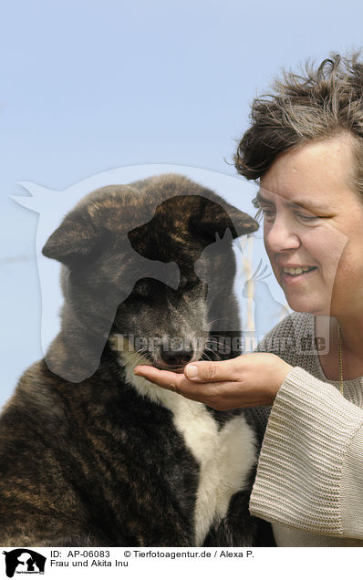 Frau und Akita Inu / AP-06083