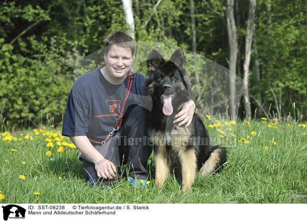 Mann und Altdeutscher Schferhund / SST-08238