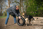 Mann spielt mit Altdeutscher Schferhund