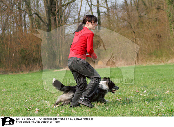 Frau spielt mit Altdeutscher Tiger / woman plays with Tiger / SS-50298