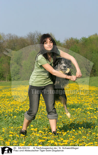 Frau und Altdeutscher Tiger beim Dogdance / SS-50414