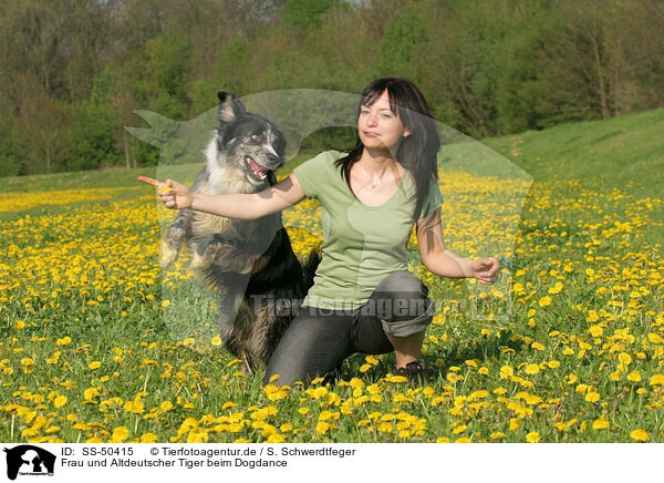 Frau und Altdeutscher Tiger beim Dogdance / SS-50415