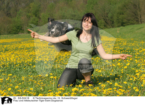 Frau und Altdeutscher Tiger beim Dogdance / SS-50418