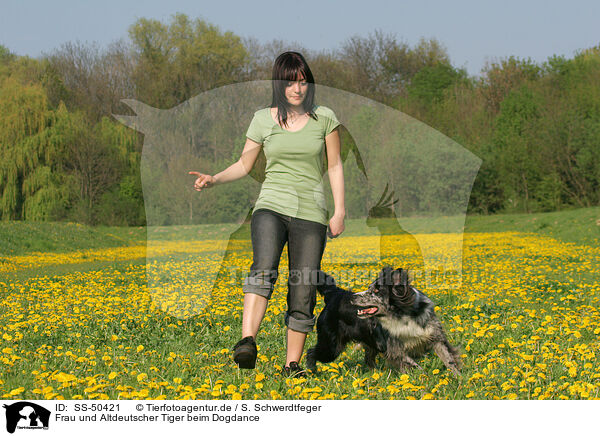 Frau und Altdeutscher Tiger beim Dogdance / SS-50421