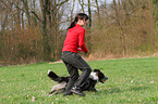Frau spielt mit Altdeutscher Tiger