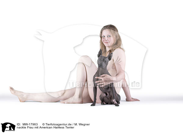 nackte Frau mit American Hairless Terrier / MW-17963