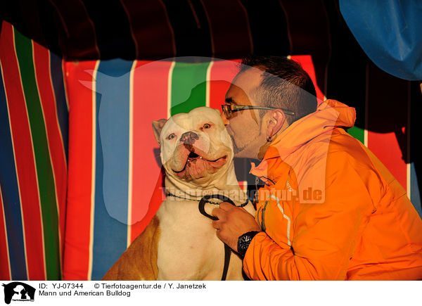 Mann und American Bulldog / YJ-07344