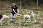 Junge spielt mit Bulldogge