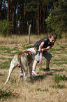 Junge spielt mit Bulldogge