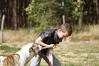 Junge spielt mit Bulldogge