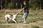 Junge spielt mit Bulldogge