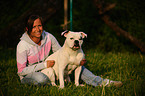 Frau und American Bulldog