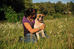 Frau und American Bulldog