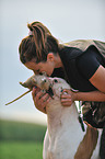 Frau und American Bulldog
