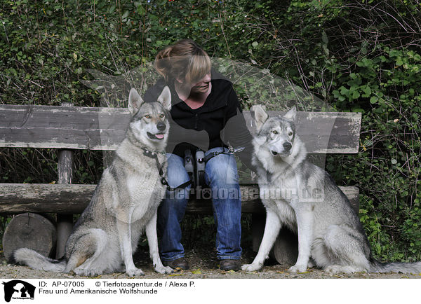Frau und Amerikanische Wolfshunde / woman and american wolfdogs / AP-07005