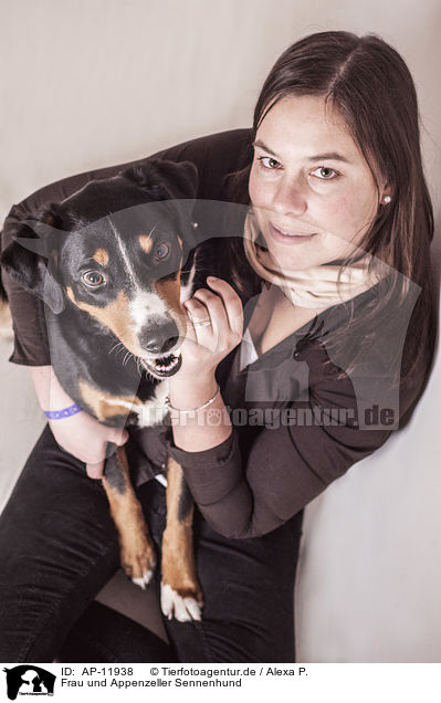 Frau und Appenzeller Sennenhund / AP-11938
