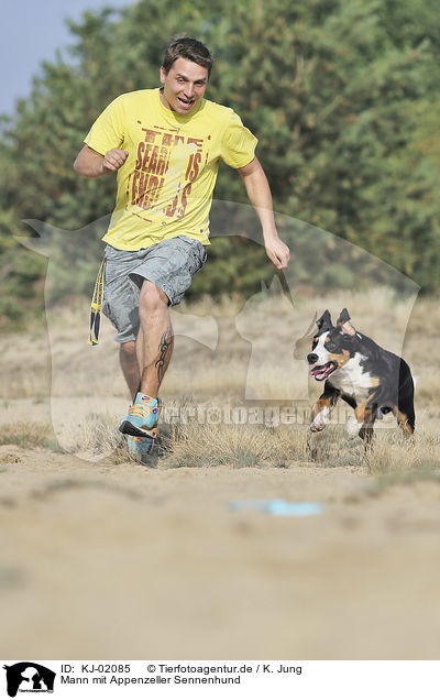 Mann mit Appenzeller Sennenhund / man with Appenzell Mountain Dog / KJ-02085