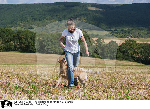 Frau mit Australian Cattle Dog / SST-10746