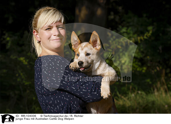 junge Frau mit Australian Cattle Dog Welpen / young woman with Australian Cattle Dog puppy / RR-104006