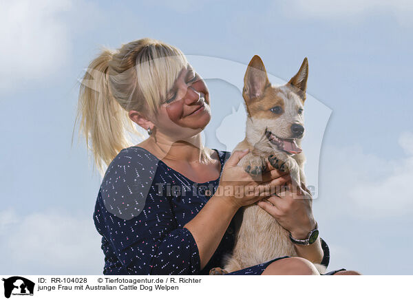 junge Frau mit Australian Cattle Dog Welpen / RR-104028