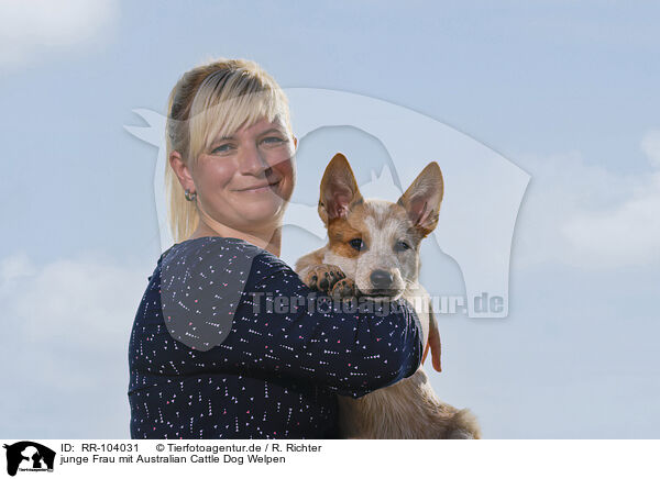 junge Frau mit Australian Cattle Dog Welpen / young woman with Australian Cattle Dog puppy / RR-104031