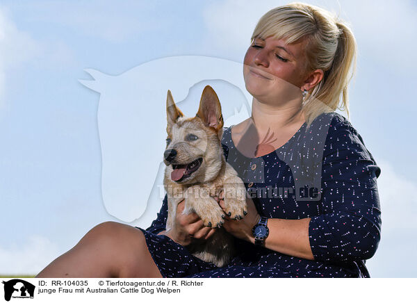 junge Frau mit Australian Cattle Dog Welpen / young woman with Australian Cattle Dog puppy / RR-104035