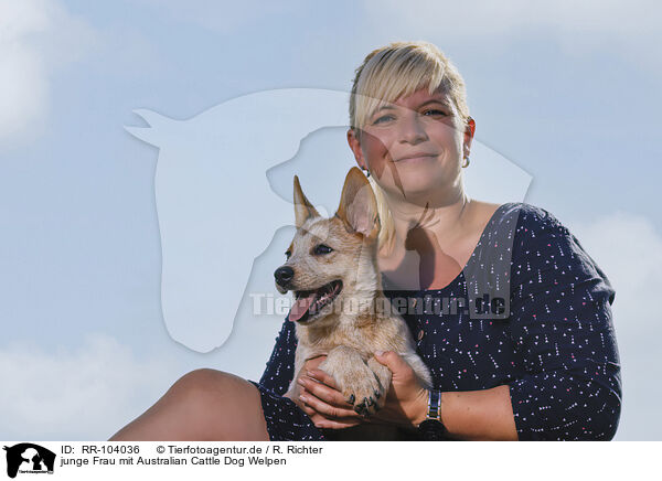 junge Frau mit Australian Cattle Dog Welpen / young woman with Australian Cattle Dog puppy / RR-104036