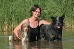Frau mit 2 Hunden