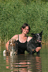 Frau mit 2 Hunden