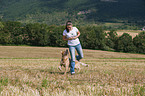 Frau mit Australian Cattle Dog