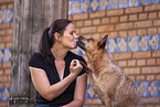 junge Frau mit Australian Cattle Dog