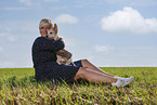 junge Frau mit Australian Cattle Dog Welpen