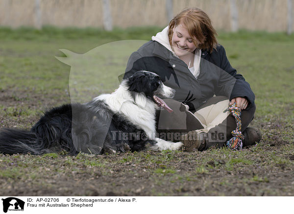 Frau mit Australian Shepherd / AP-02706