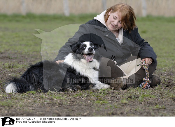 Frau mit Australian Shepherd / AP-02707