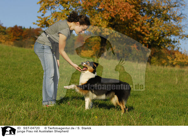 junge Frau mit Australian Shepherd / young woman with Australian Shepherd / SST-04720